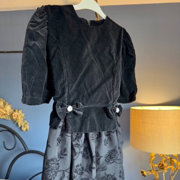 Girls Formal Black Velvet Dress NWT - Picture 2 of 11
